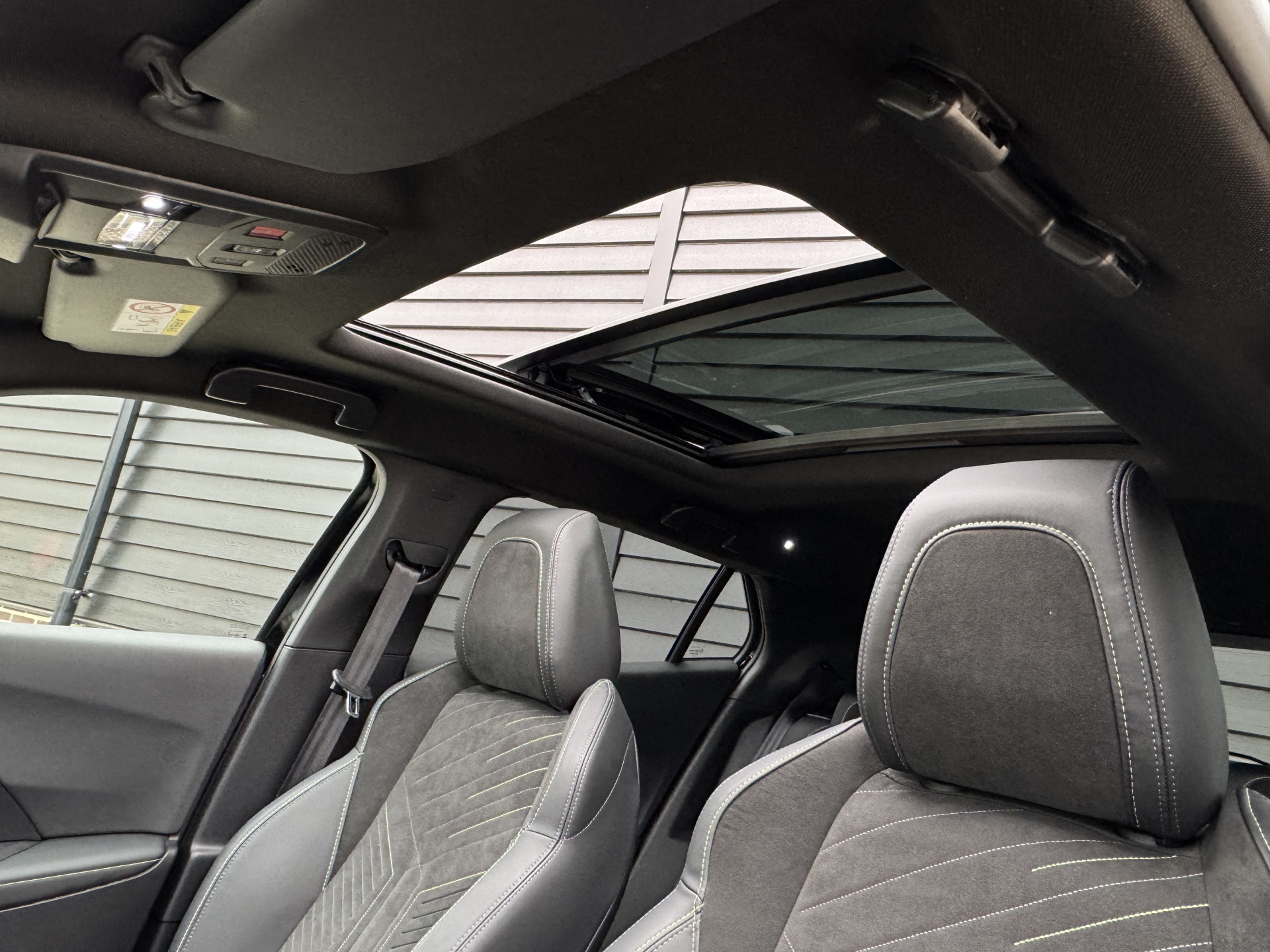 Peugeot 2008 SUV 1.2 GT PACK Hybrid 145 pk