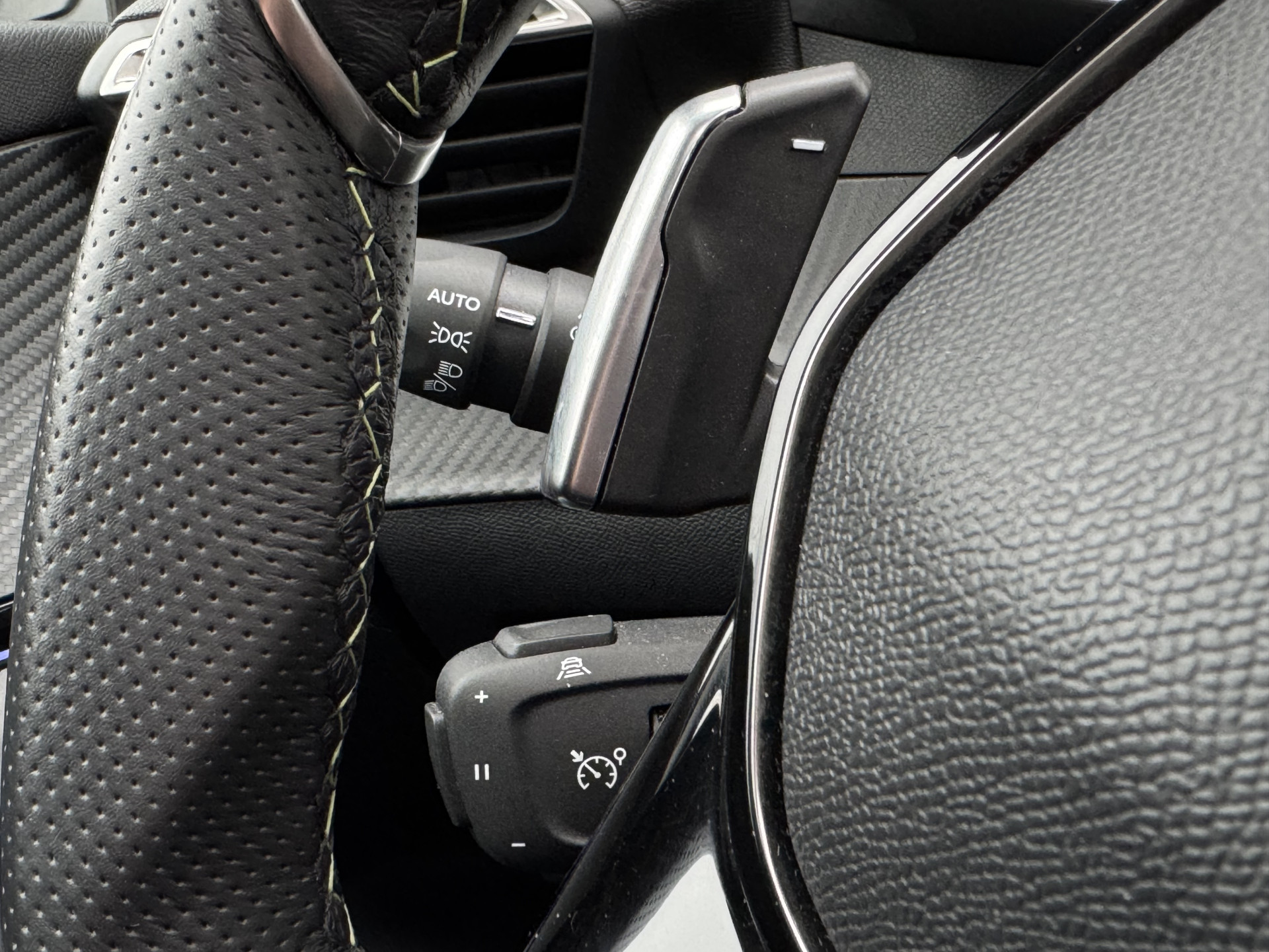 Peugeot 2008 SUV 1.2 GT PACK Hybrid 145 pk