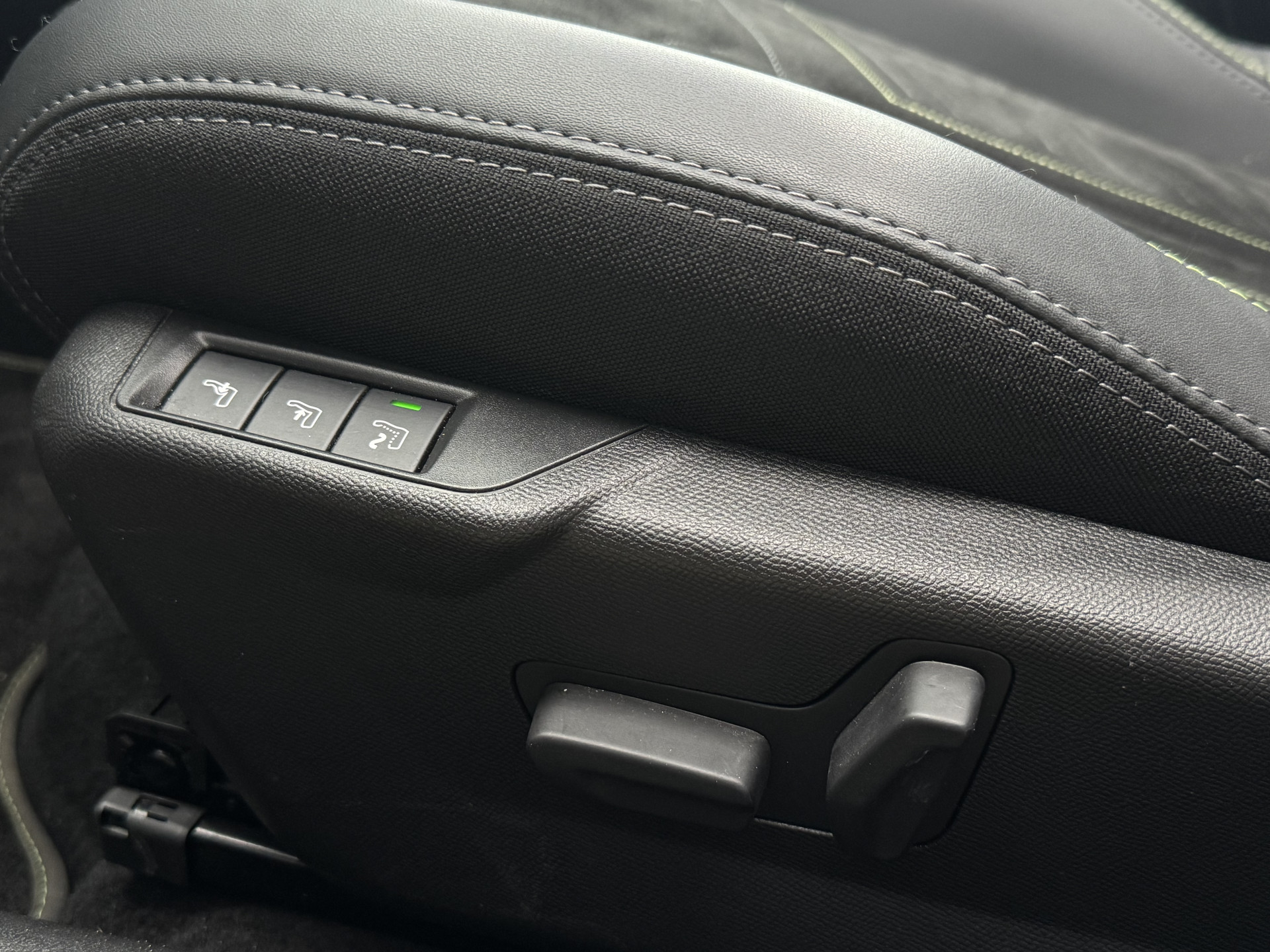 Peugeot 2008 SUV 1.2 GT PACK Hybrid 145 pk