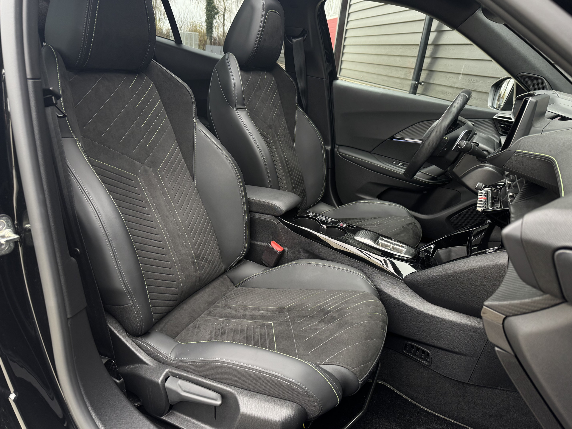 Peugeot 2008 SUV 1.2 GT PACK Hybrid 145 pk