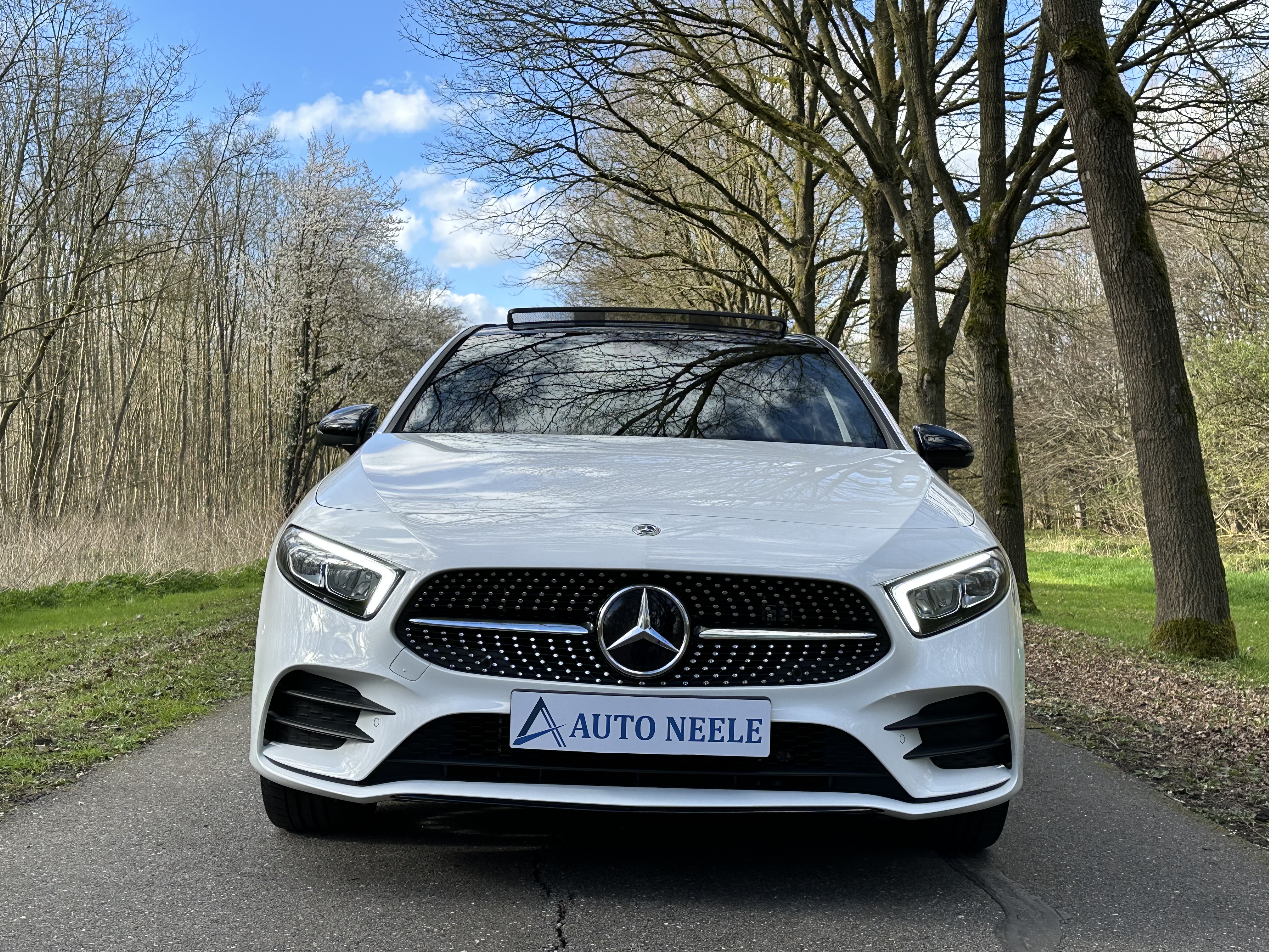 Mercedes A250e AMG Line Hybride, Panoramadak, Rood stiksel, 19 Inch AMG velgen