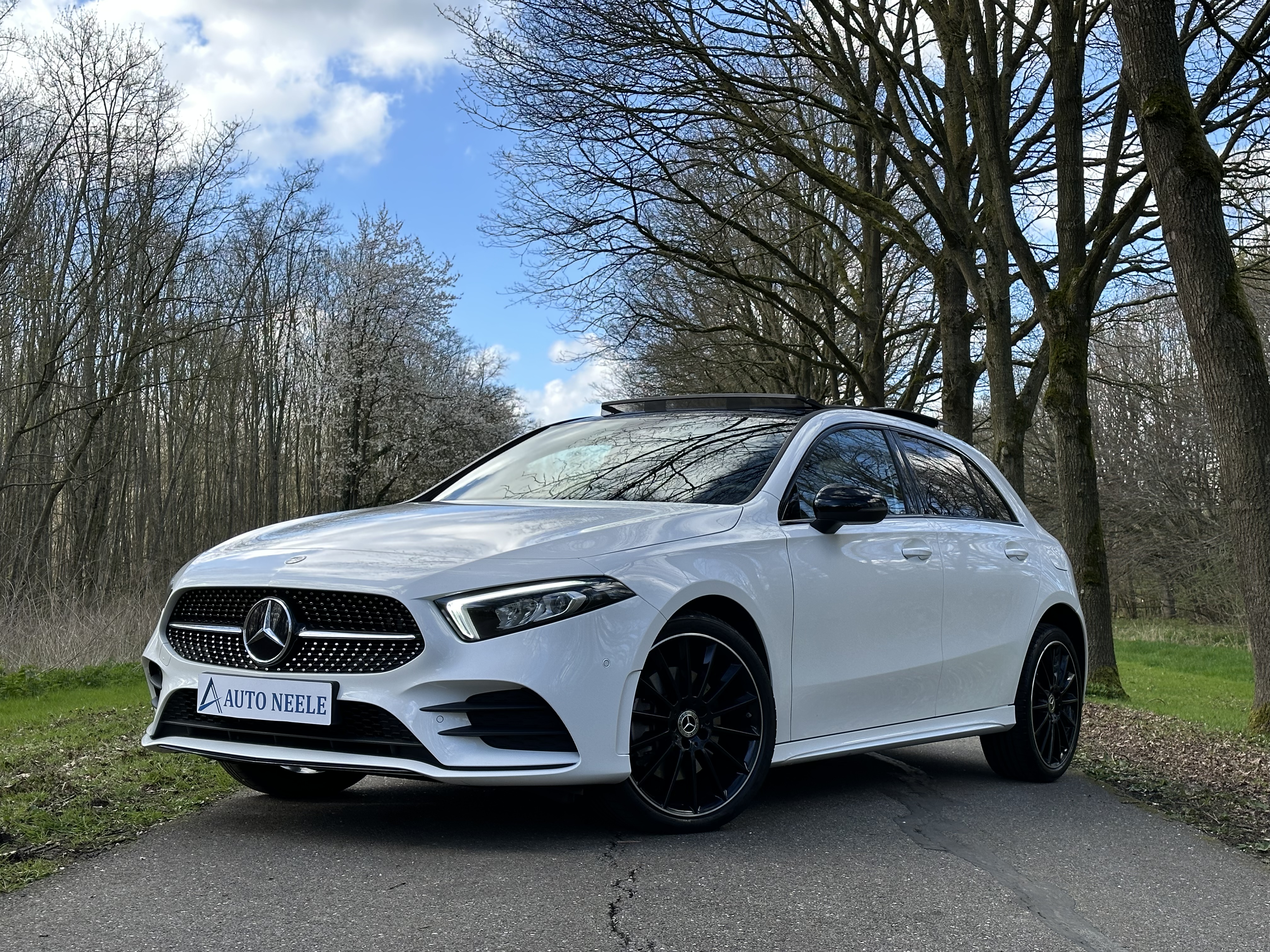 Mercedes A250e AMG Line Hybride, Panoramadak, Rood stiksel, 19 Inch AMG velgen