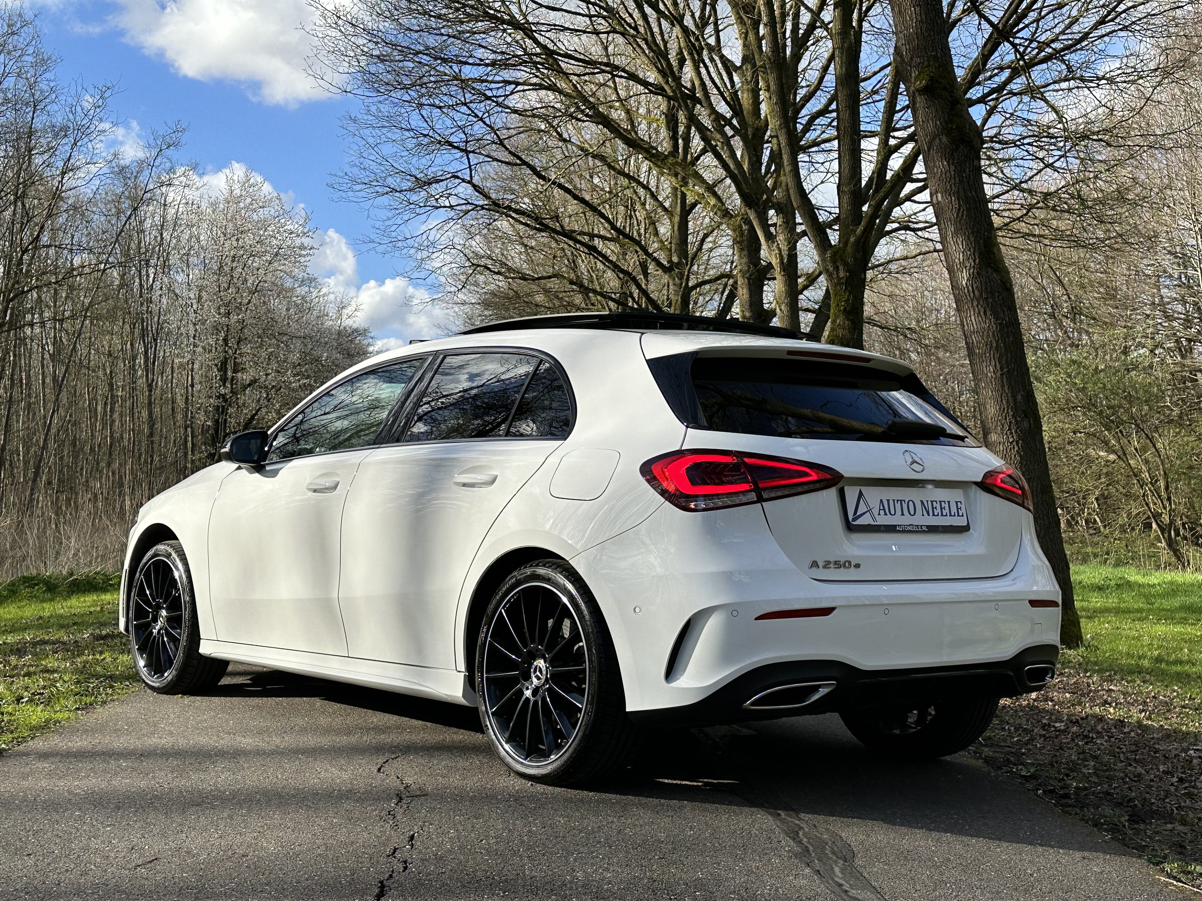 Mercedes A250e AMG Line Hybride, Panoramadak, Rood stiksel, 19 Inch AMG velgen