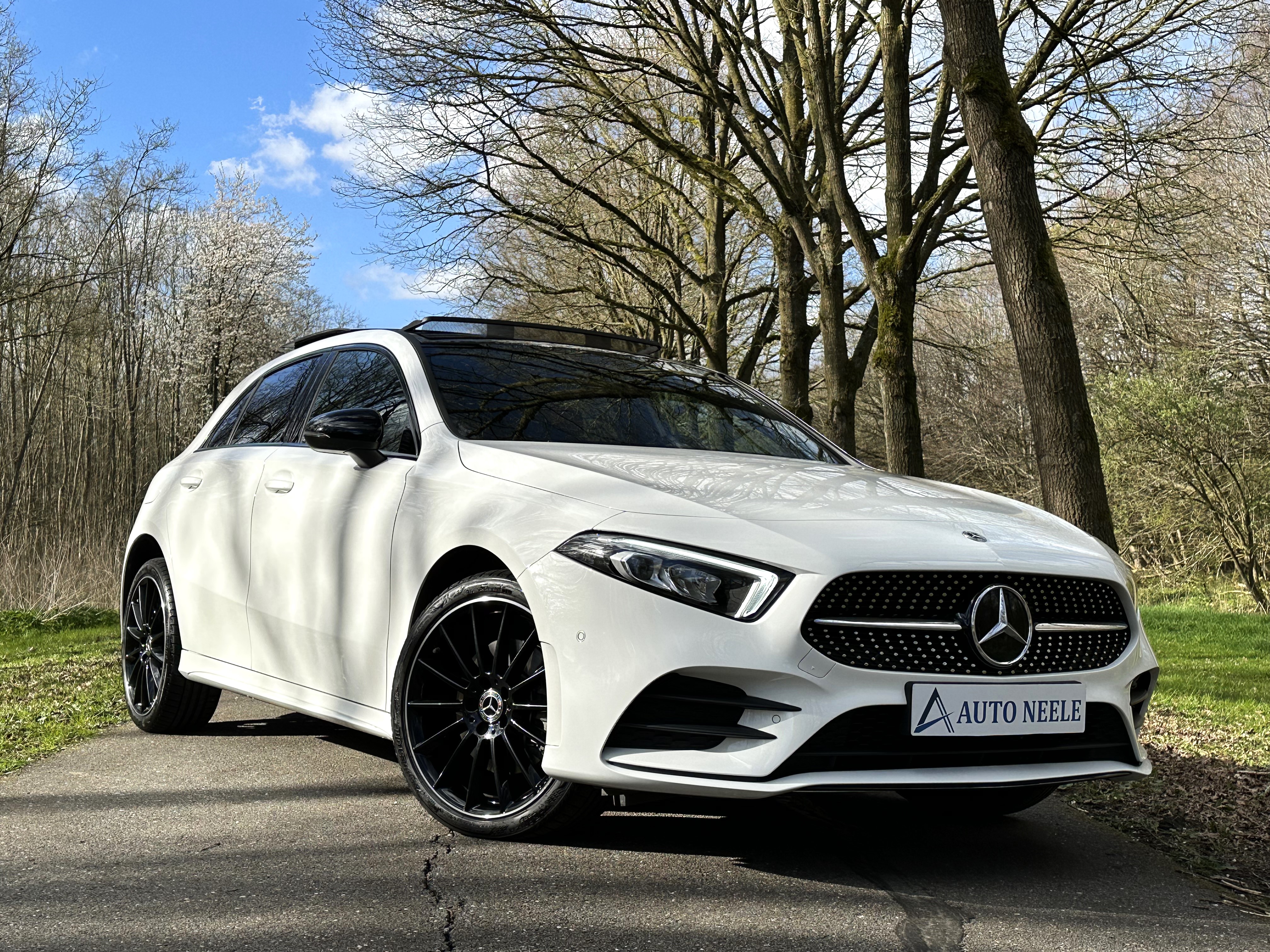 Mercedes A250e AMG Line Hybride, Panoramadak, Rood stiksel, 19 Inch AMG velgen