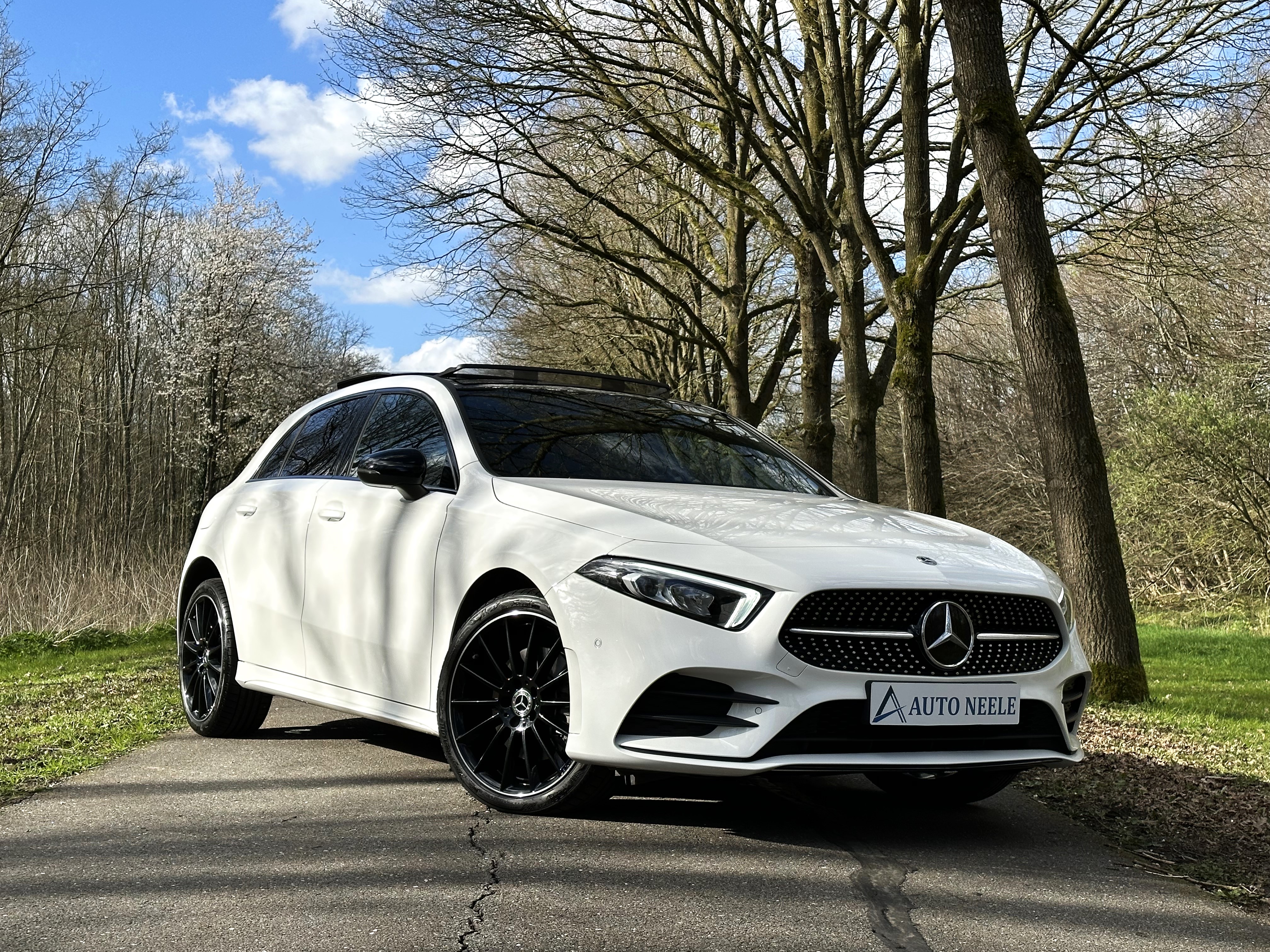 Mercedes A250e AMG Line Hybride, Panoramadak, Rood stiksel, 19 Inch AMG velgen