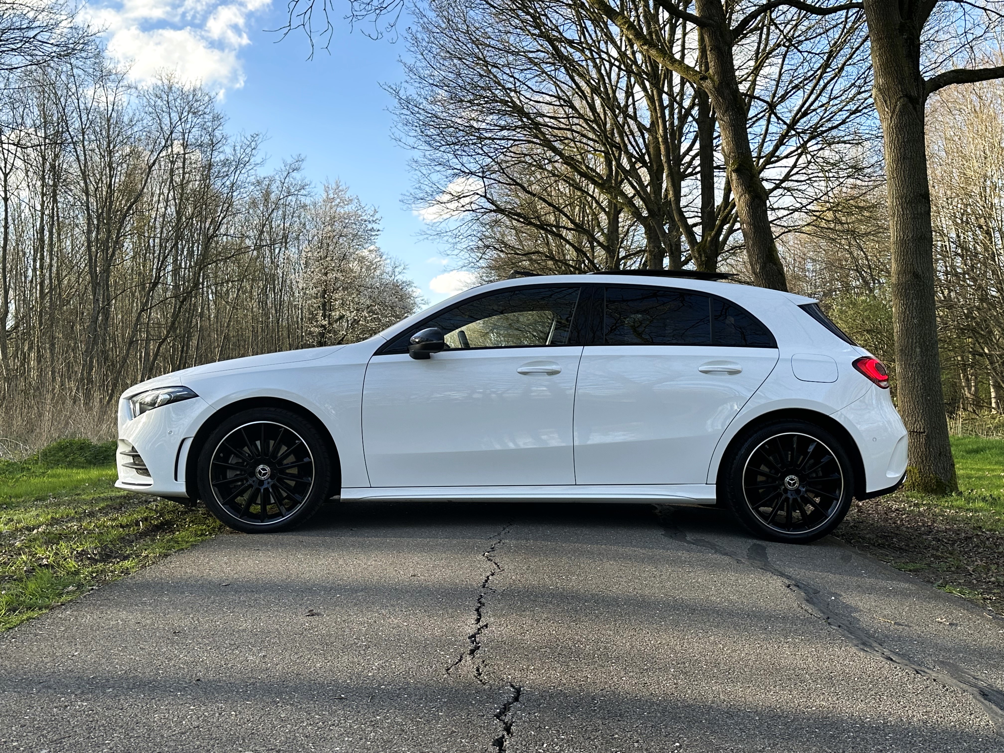 Mercedes A250e AMG Line Hybride, Panoramadak, Rood stiksel, 19 Inch AMG velgen